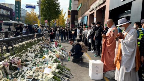 Os enlutados homenageiam as vítimas da multidão mortal do Halloween em Seul em 31 de outubro de 2022. 