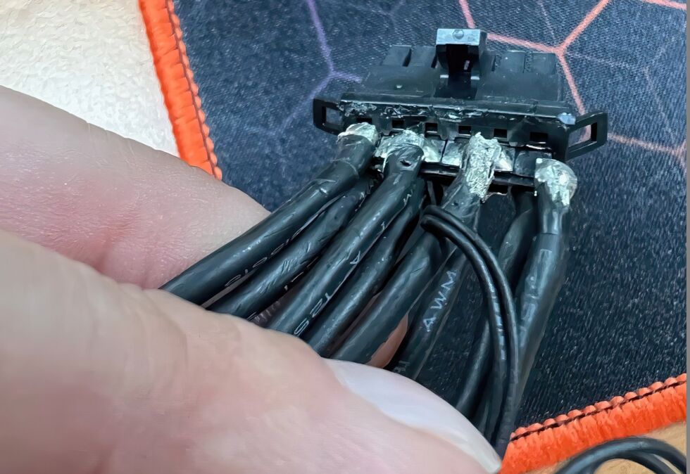 A solda dentro de um cabo adaptador de energia Nvidia pode ser danificada se os cabos forem movidos ou dobrados demais.