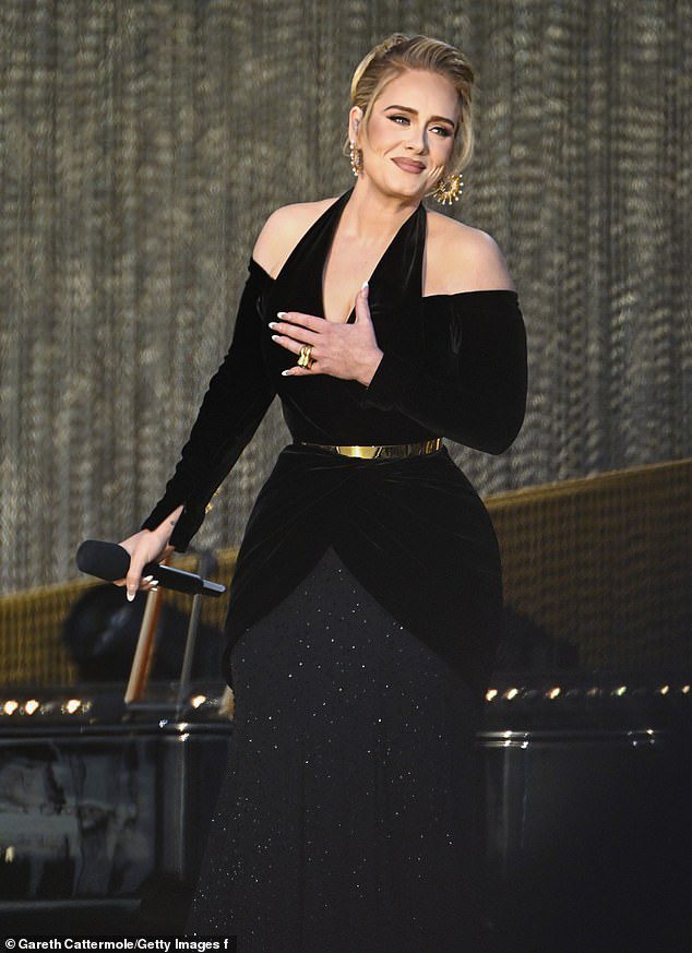 Do EGO ao EGOT?: Adele recebeu um Emmy, vários Grammys e um Oscar, então o que ela pode fazer para completar a coroa quádrupla e adicionar um Tony Award à mistura?  A cantora, de 34 anos, tem duas ideias