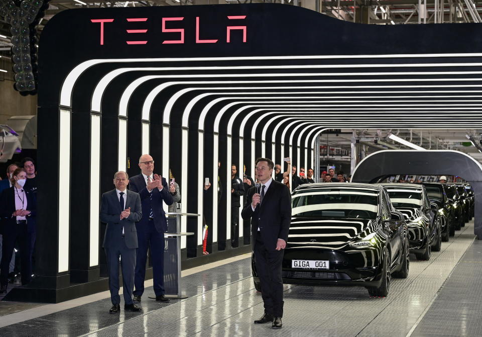 O chanceler alemão Olaf Scholz, o primeiro-ministro de Brandemburgo, Dietmar Wojdick, e Elon Musk participam da cerimônia de abertura da nova fábrica Tesla Giga para veículos elétricos em Gruenheide, Alemanha, em 22 de março de 2022. Patrick Bloll/Pool via Reuters