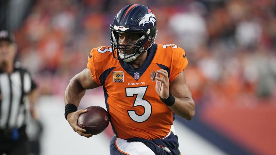 O quarterback do Denver Broncos, Russell Wilson (3), no primeiro tempo de um jogo de futebol da NFL na quinta-feira, 6 de outubro de 2022, em Denver.  (Foto AP/David Zalubowski)