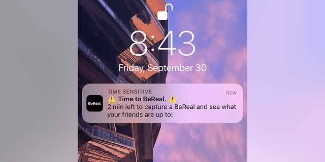 A notificação por push do BeReal alerta os usuários quando é hora de postar para o dia.