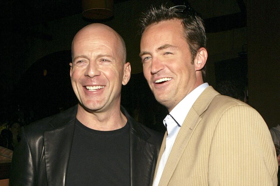 Bruce Willis e Matthew Perry durante "  As dez jardas inteiras "  Estreia mundial
