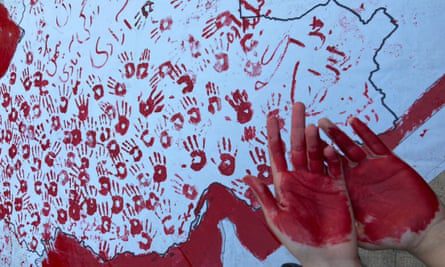 Um estudante iraniano depois de pintar um mapa do Irã na parede com marcas de mãos, supostamente participou de um protesto na Universidade das Artes de Isfahan no fim de semana.