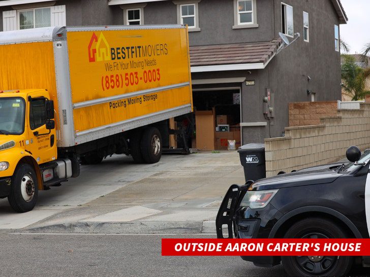 Movendo caminhões fora da casa de Aaron Carter