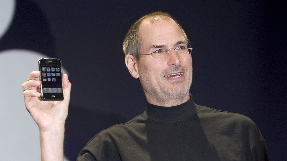 Steve Jobs segurando o iPhone original