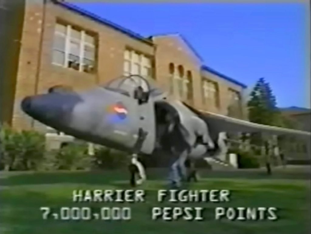O comercial original foi modificado duas vezes pela Pepsi depois que Leonard encomendou seu avião.