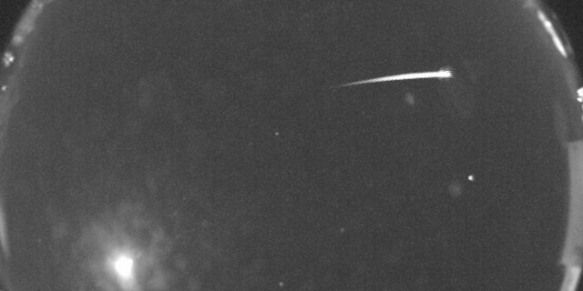 Às 1h45 GMT de 17 de novembro, a All Sky Camera da NASA na New Mexico State University capturou esta imagem dos meteoros Leonid cruzando o céu.