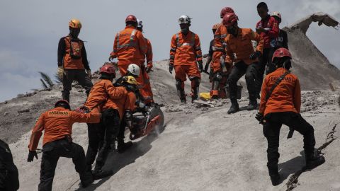 Equipe indonésia de busca e resgate evacua corpos de prédios destruídos em Cianjur Regency, província de Java Ocidental, em 22 de novembro de 2022.