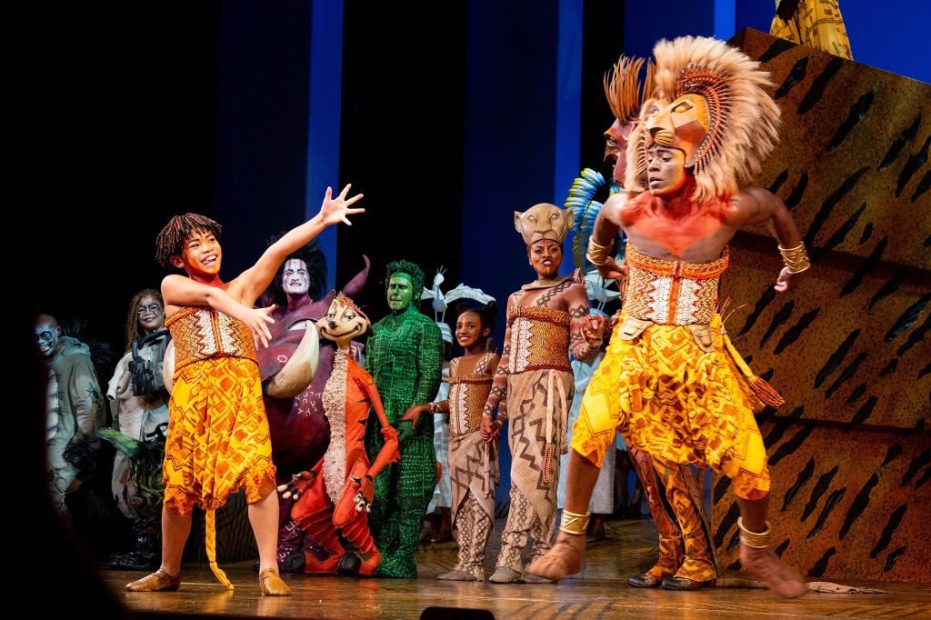 Foto de pessoas interpretando O Rei Leão na Broadway.