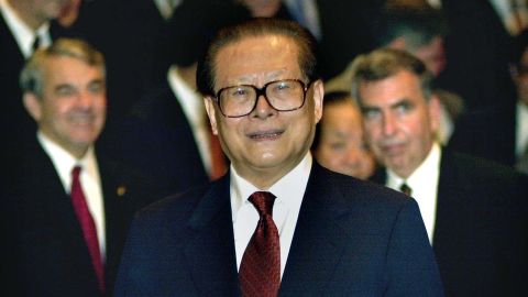 O líder chinês Jiang Zemin sorri durante uma reunião com executivos no Fortune Global Forum em Hong Kong em 8 de maio de 2001.