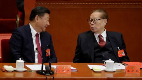 O líder chinês Xi Jinping fala com o ex-líder Jiang Zemin durante o Congresso Nacional do Partido Comunista em Pequim em 24 de outubro de 2017. 