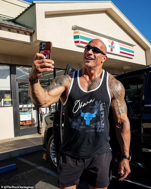 O MAIS RECENTE: Dwayne Johnson, 50, na segunda-feira foi ao Instagram para documentar uma visita à loja 7-Eleven no Havaí, onde costumava furtar quando adolescente - desta vez comprando o estoque da loja Snickers enquanto pegava as contas de clientes maravilhados e maravilhados