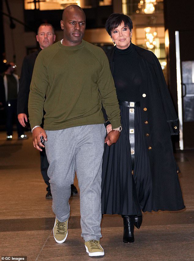 Hand in Hand: Kris Jenner, 67, e Corey Gamble, 41, pareciam estar apaixonados em um jantar em Nova York na noite de domingo