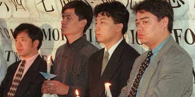 Líderes estudantis chineses realizaram uma vigília à luz de velas do lado de fora da Embaixada da China em Washington em 3 de junho para comemorar o sétimo aniversário do massacre de Tiananmen.  Estudantes que lideraram os protestos em Tiananmen fugiram da China. Na foto, da esquerda para a direita: Liu Gang, Zhou Fengsu, Chen Tong e Weer Kaishi. 