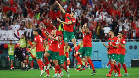 Jogadores marroquinos comemoram vitória histórica.