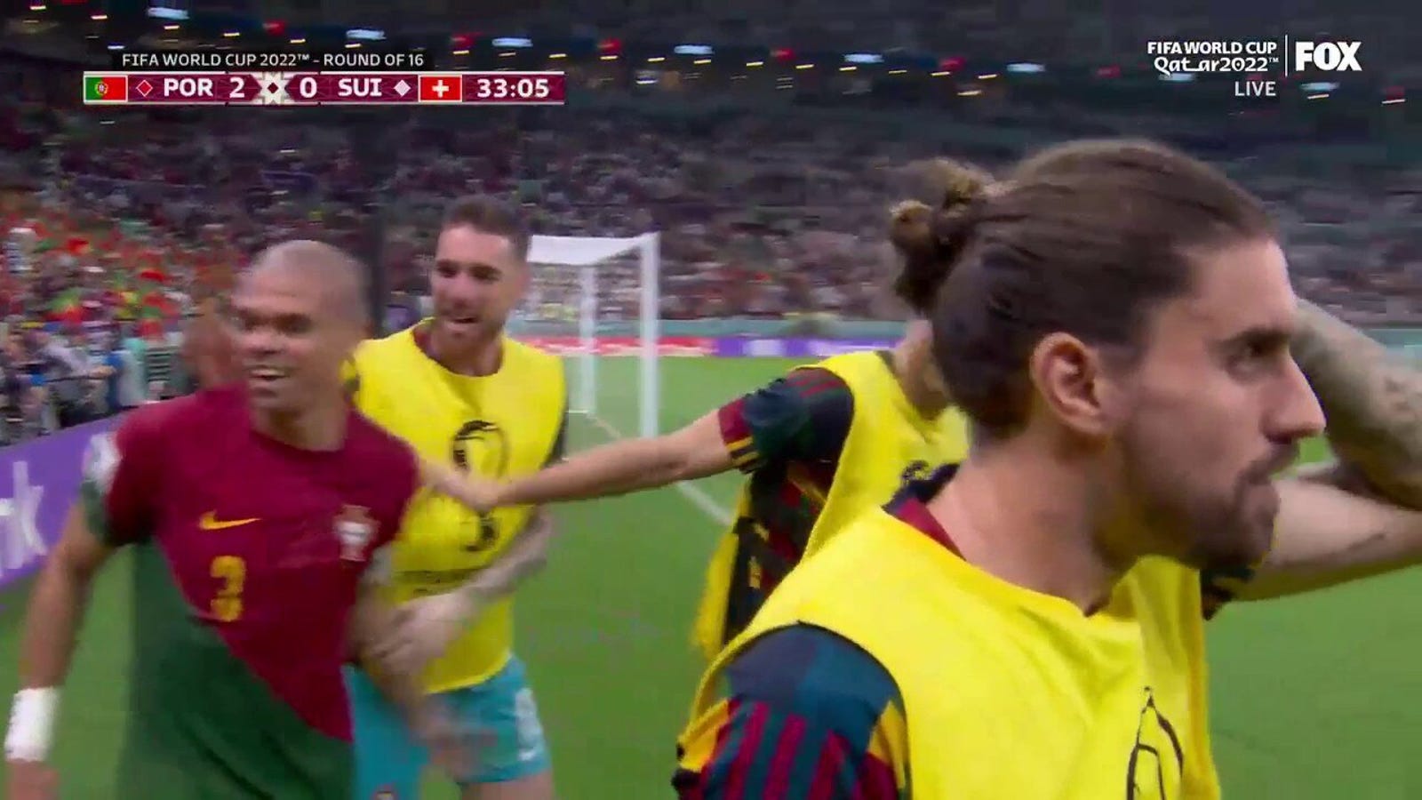O português Pepe marca um gol contra a Suíça em 33 minutos
