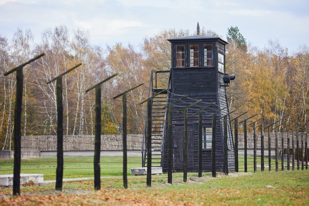 Uma torre de vigia nazista no local do campo de concentração de Stutthof.