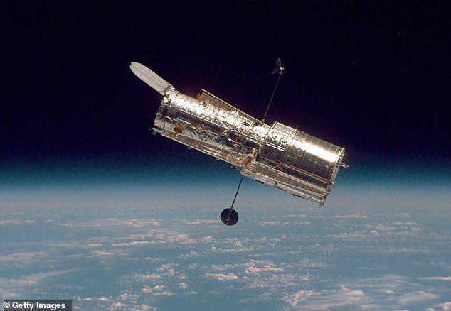 O Hubble (foto) captou o brilho a cerca de 340 milhas acima da superfície da Terra.  Os astrônomos que analisaram as imagens sugerem que o brilho pode vir de uma bola de poeira feita de cometas.