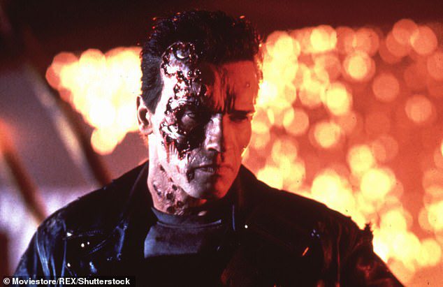 Destruidores são capazes de se reparar.  Na foto, Arnold Schwarzenegger em Terminator 2: Judgment Day (1991)