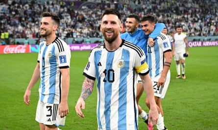 O argentino Lionel Messi comemora após vencer a Croácia por 3 a 0.