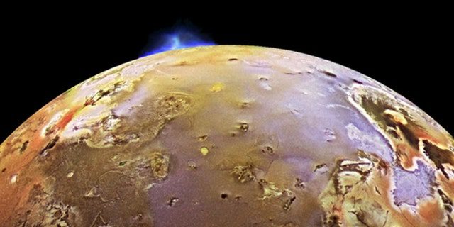 A caminho dos mundos gelados que povoam as regiões externas do nosso sistema solar, a espaçonave New Horizons da NASA passou por Júpiter, colidiu com Io, a terceira maior lua do planeta, e sofreu uma erupção vulcânica. 