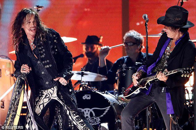 Show cancelado: Fãs que querem sair com o Aerosmith no show de residência na noite de sexta-feira em Las Vegas têm suas esperanças frustradas depois que o vocalista Steven Tyler, 74, se machucou.  visto em 2020