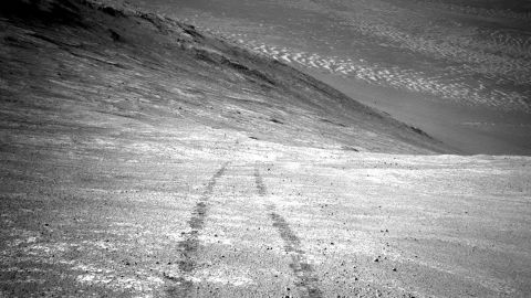 De seu poleiro no alto de um cume, o Opportunity registrou esta imagem de um demônio da poeira marciano.